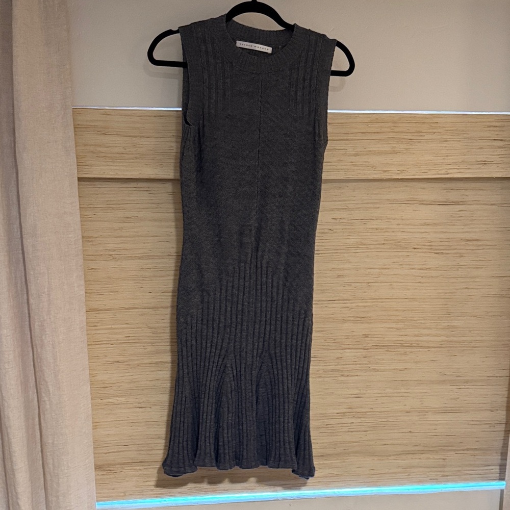 Susana Monaco - Elegant Gray Sleeveless Knit Dress